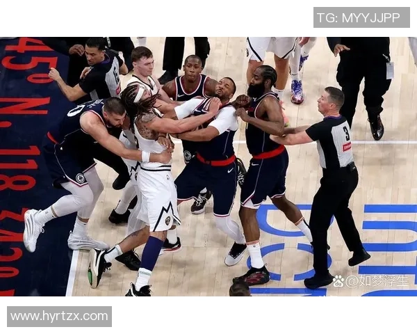 足球巨星挑战篮球极限 上演惊艳扣篮瞬间的精彩对决